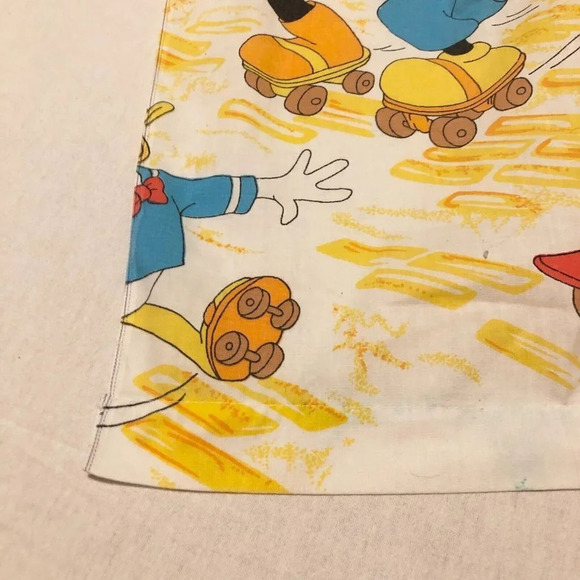Vtg 1980 Walt Disney Twin Flat Sheet  Esmond Mickey and Friends Rollerskating - Picture 11 of 16
